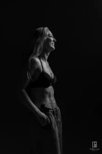 portrait profil noir et blanc femme sportive en studio
