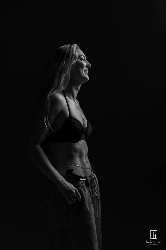 portrait profil noir et blanc femme sportive en studio