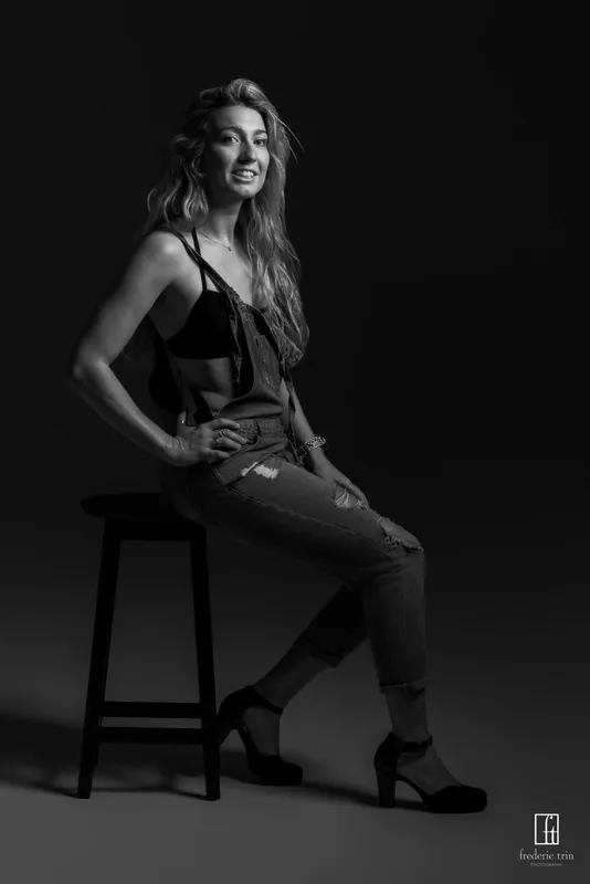 portrait studio femme salopette noir et blanc